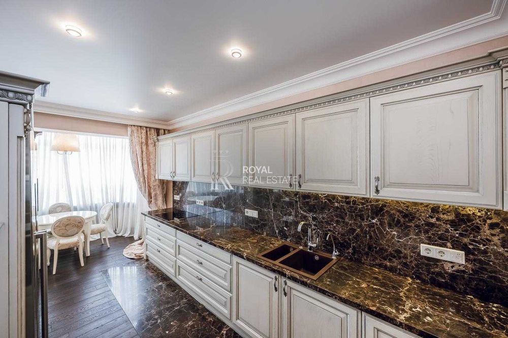 Продаж 3-кімнатної квартири Київ ЖК Космополітен 117 м² 9 поверх преміальний ремонт меблі з масиву дерева паркетна дошка охорона