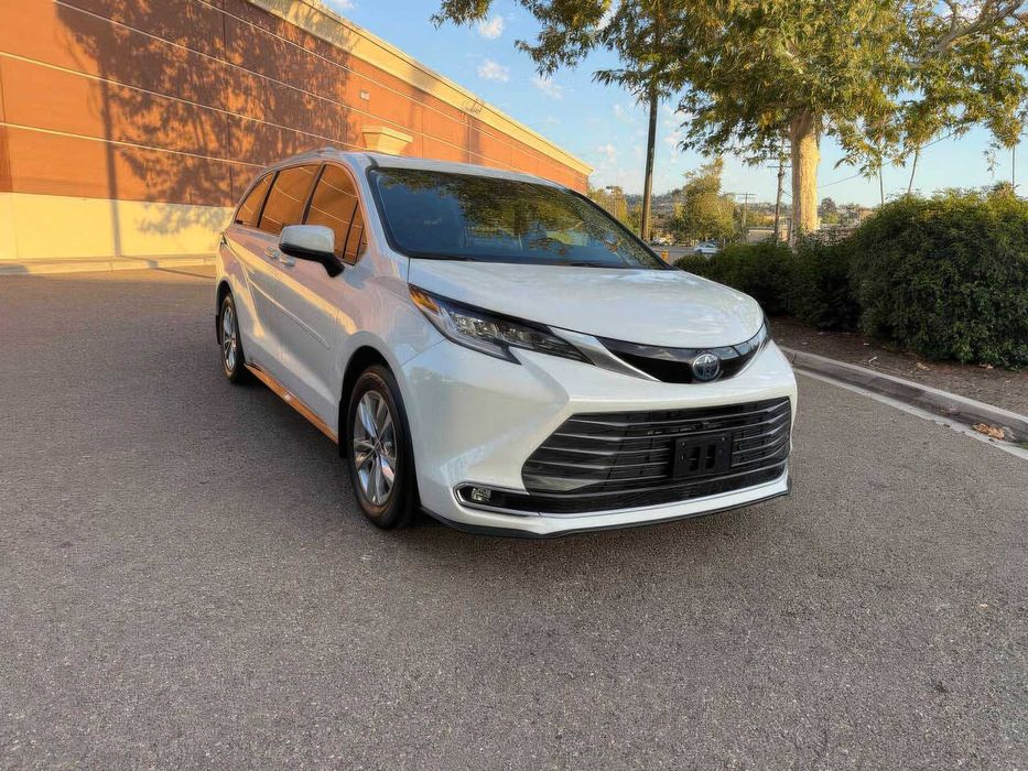 Toyota Sienna Platinum 7-Passenger      2023