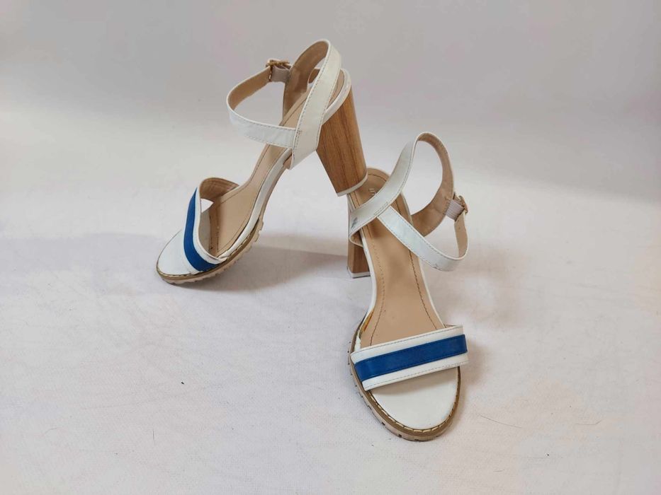 Białe sandały z niebieskim paskiem akcentem zapinane na kostce Infilio