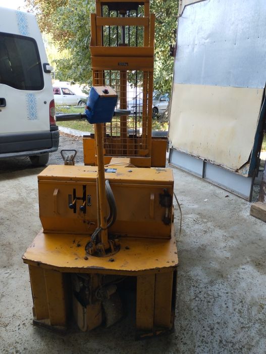 Навантажувач електричний вилковий