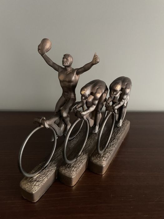 Kolarze brązowa figura rzeźba