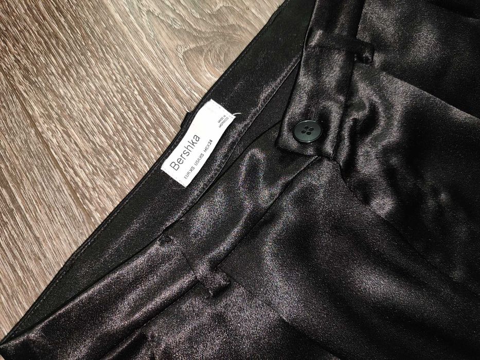 Брюки атласные от Bershka