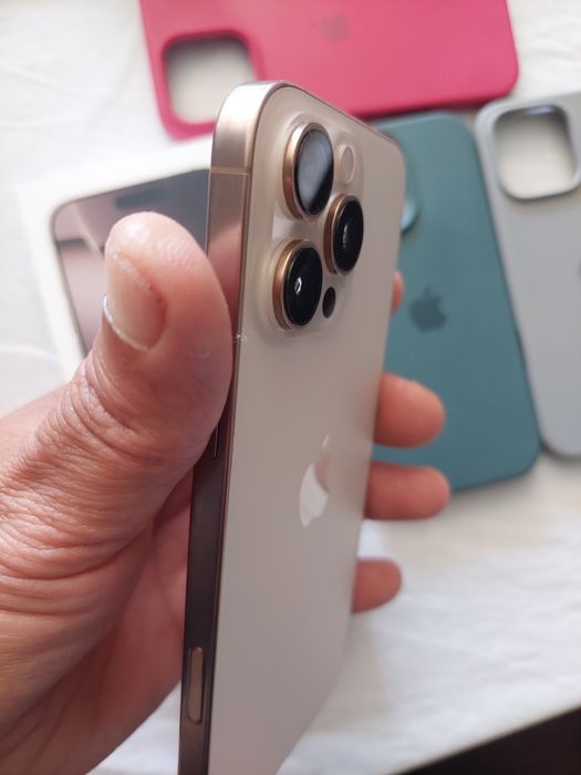 Iphone 16 Pro Max dourado