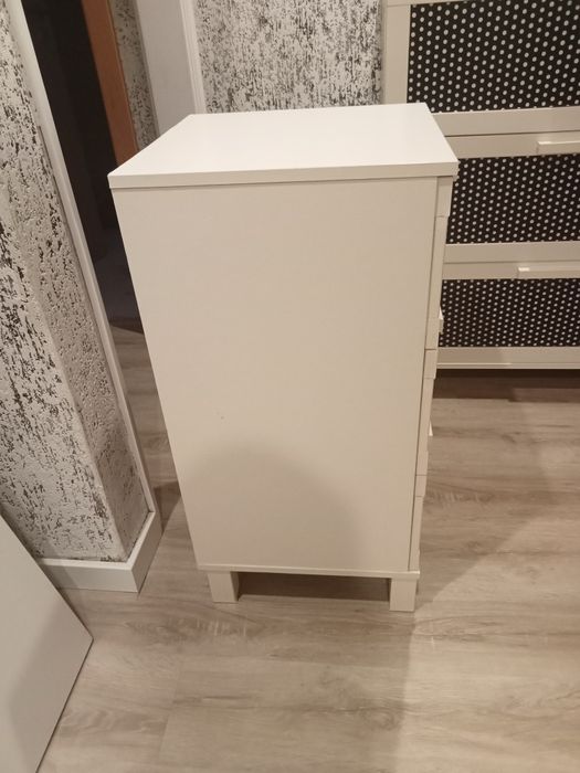 Comoda com três gavetas. Medidas: alto. 0,80cm 0,40por 0,40
