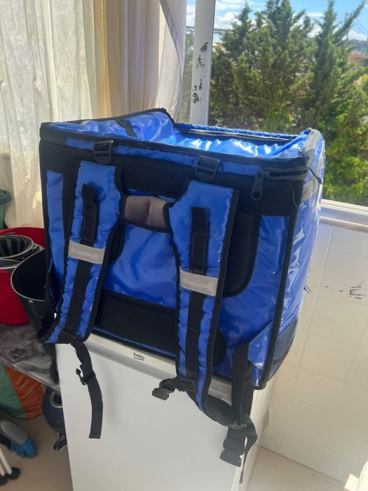 Mochila/Bag estafeta Super estimada e como nova . Super espaçosa com todos os zíperes dos bolsos impermeáveis .