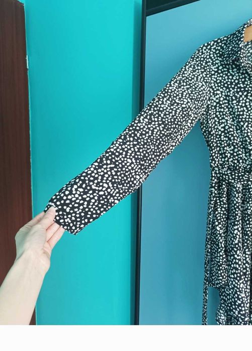 Apricot asymetryczna sukienka z ozdobnym paskiem