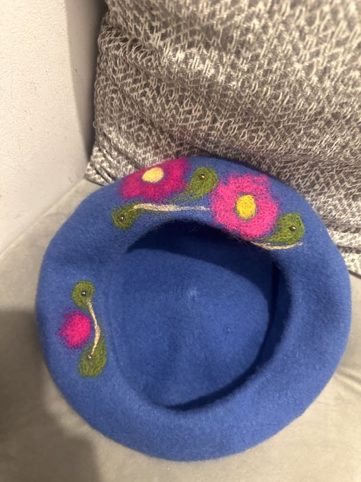 Nowy beret wełniany  hand made kwiaty