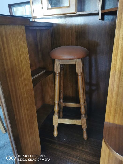 bar de madeira de canto com cadeiras