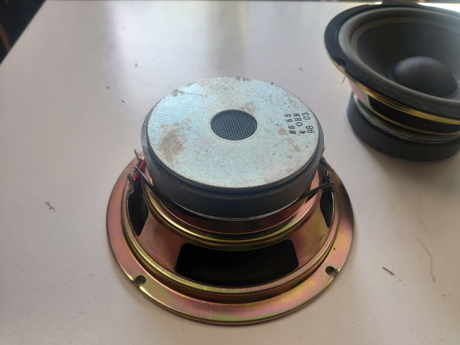 Автомобильные  мощные динамики с большими магнитами . 2 ом.