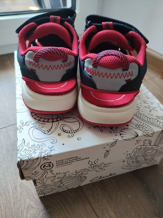 Босоніжки, кросівки Clarks