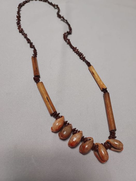 Colar com pequenas conchas