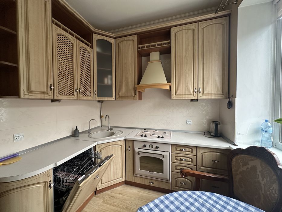 Трикімнатна в центрі біля Авангарду