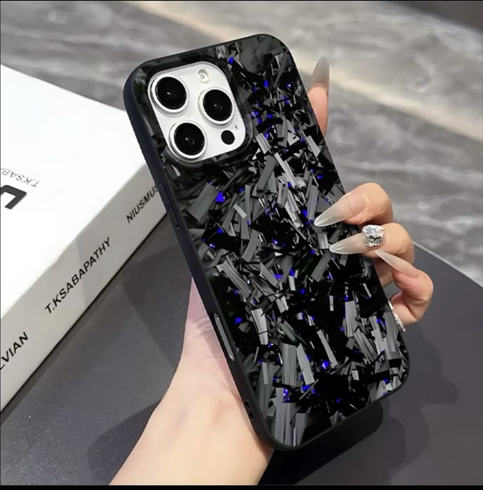 Чорний захисний чохол з текстурою карбону та синіми елементами для iPhone
