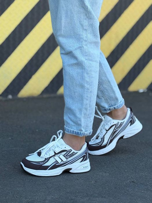 Кросівки жіночі.