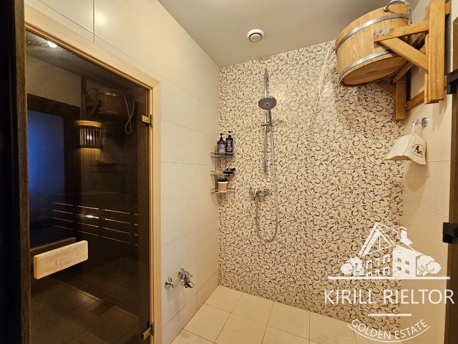 В городке "Золотые Ключи" продается дом с баней и бассейном