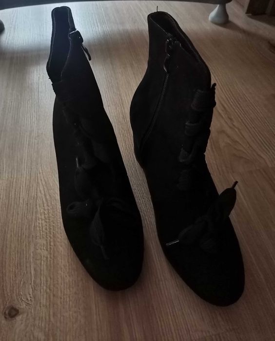 Czarne buciki na słupku
