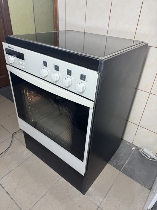 Плита електрична з духовкою електричною  Miele (60)