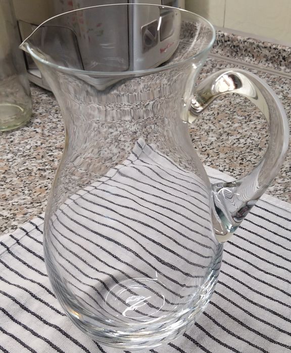 Jarro de cristal, com asa.