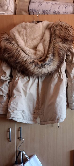 Parka bege muito boa e quente