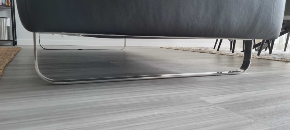 Sofá de couro preto 3 lugares em bom estado