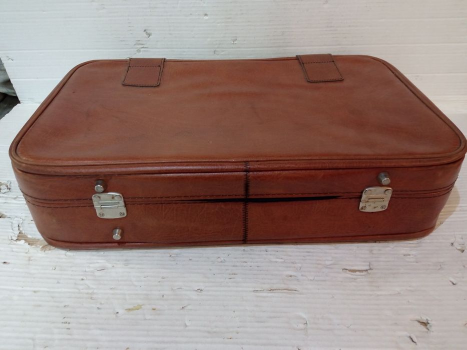 Продаю чемодан валізу в доброму стані колір коричневий