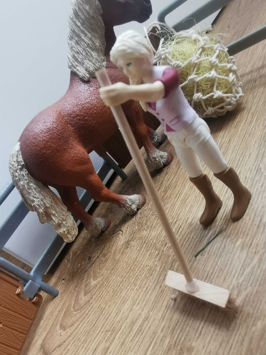 Ręcznie robiona siatka na siano+ miotła dla figurek koni np. schleich.