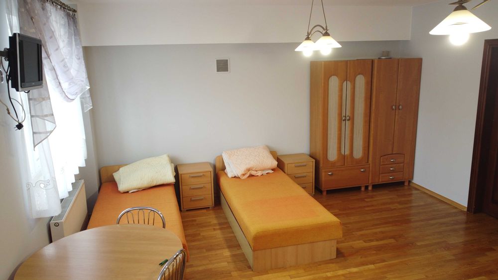 Noclegi - Pokoje Pracownicze/Garaże/ Plac ogrodzony/ 20 osób/ Kuchnia