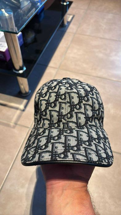 Czapka Dior - luksusowy dodatek w idealnym stanie
