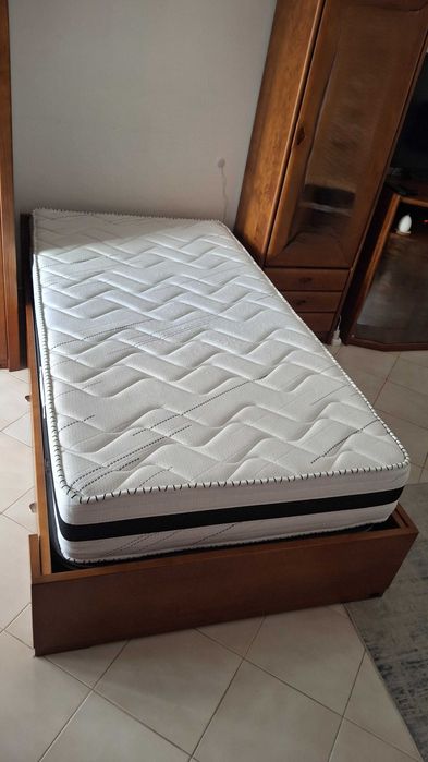 Cama de solteiro em madeira maciça envernizada ARC