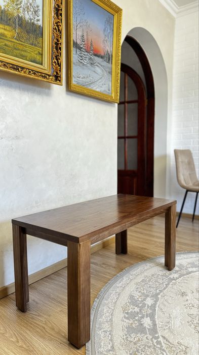 Дубовий столик , натуральне дерево.