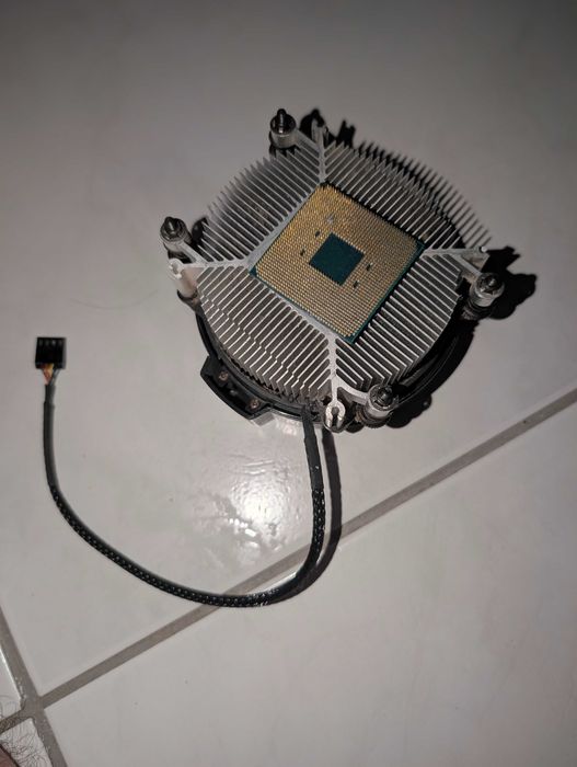 CPU Amd Ryzen 5 3600 + AMD cooler
