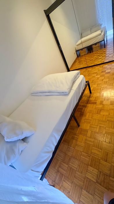 Quarto disponível na Moita.