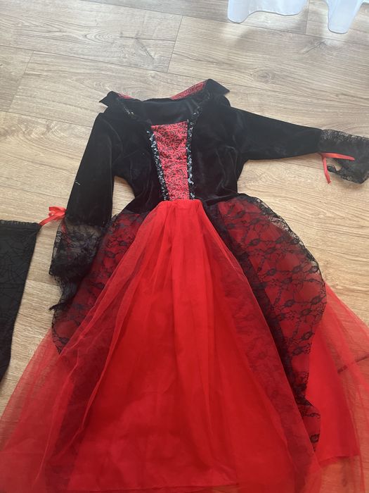 Kostium wampirzycy dla dziewczynki około 10 lat Halloween