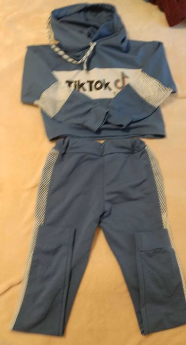 Спортивний костюм з надписом "Тік-Ток"