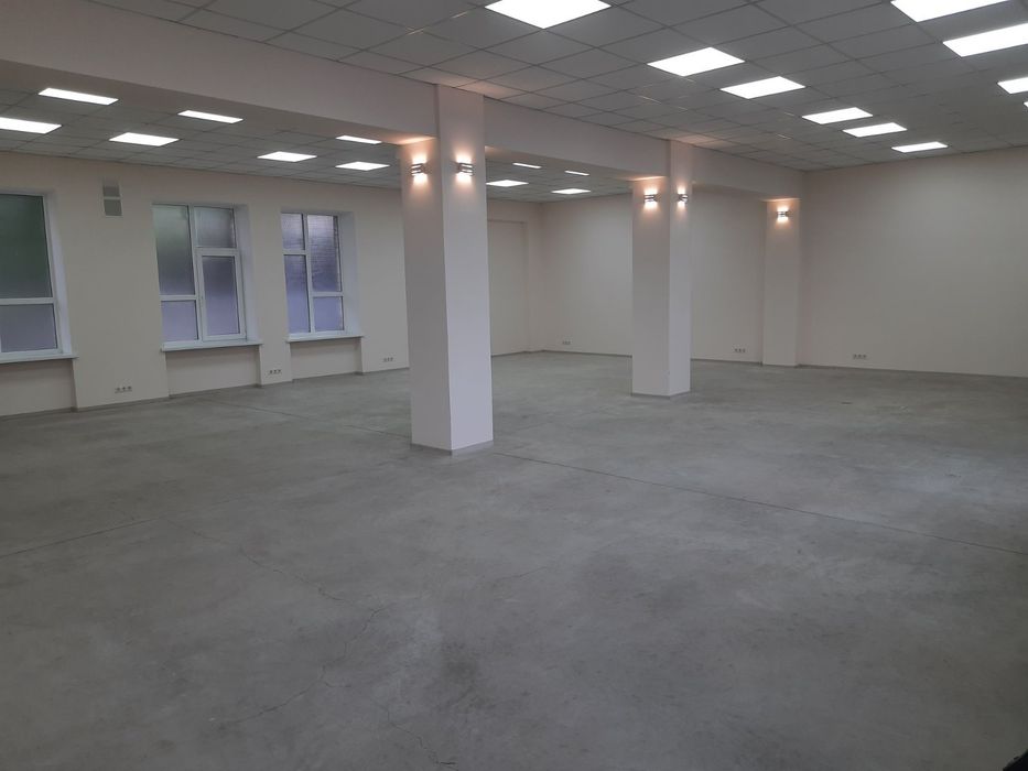 Здається просторе комерційне приміщення 150 м² у прохідному місці