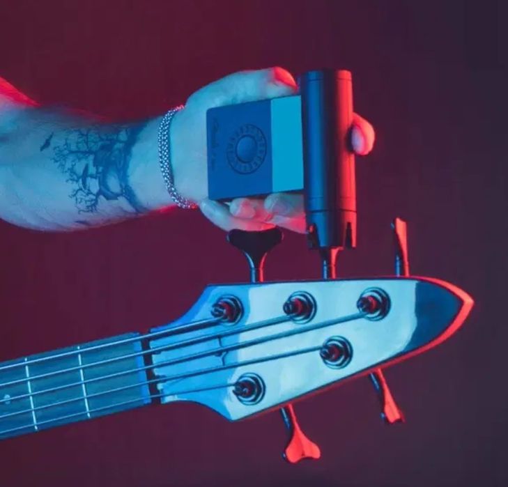 Roadie Bass – samodzielny tuner do instrumentów strunowych