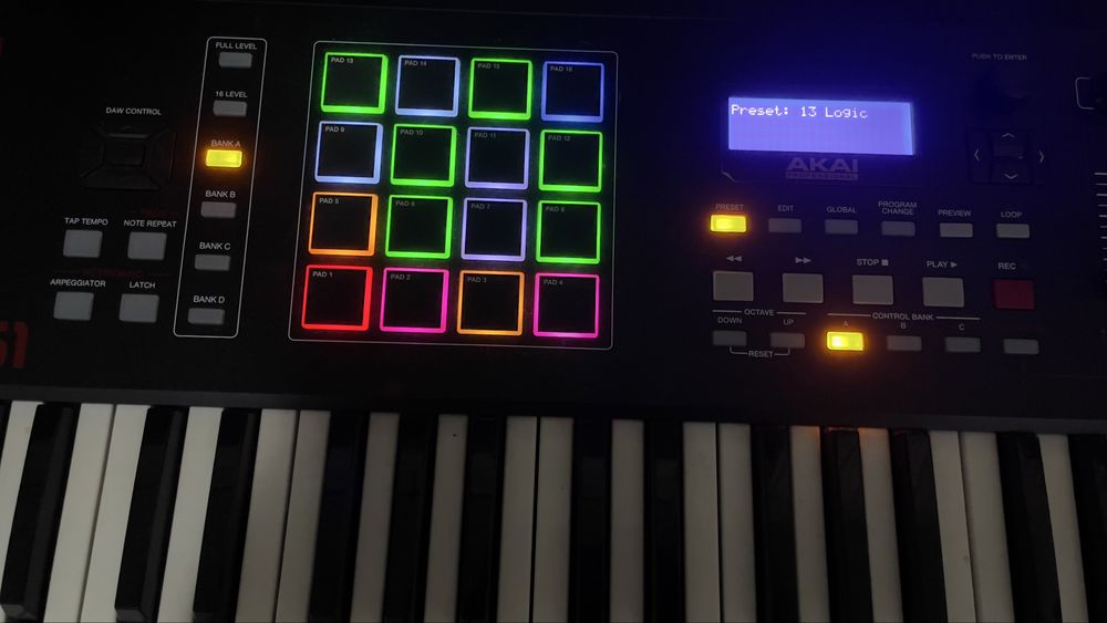 Akai Professional MPK261 – Teclado MIDI 61 Teclas, 16 Pads, Controlador USB