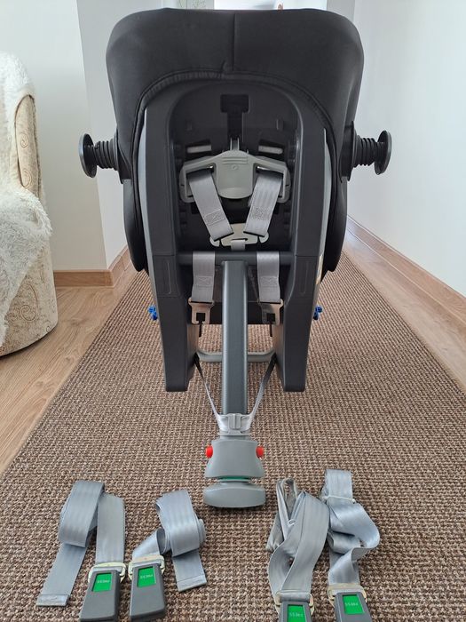 Britax Römer max-way plus 9-25kg tyłem do kierunku jazdy.