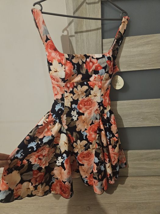 Piękna, Nowa sukienka z rozkloszowaniem i wcięciem w biodrach