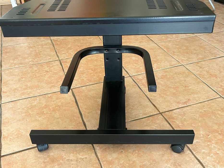 Movel de metal com rodas para TV