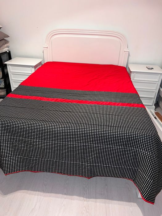 Cama, colchão, mesas de cabeceiras e cómoda