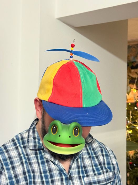 Кольорова кепка з пропелером