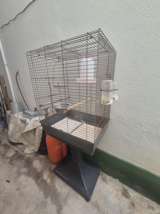 Gaiola com pé e rodas