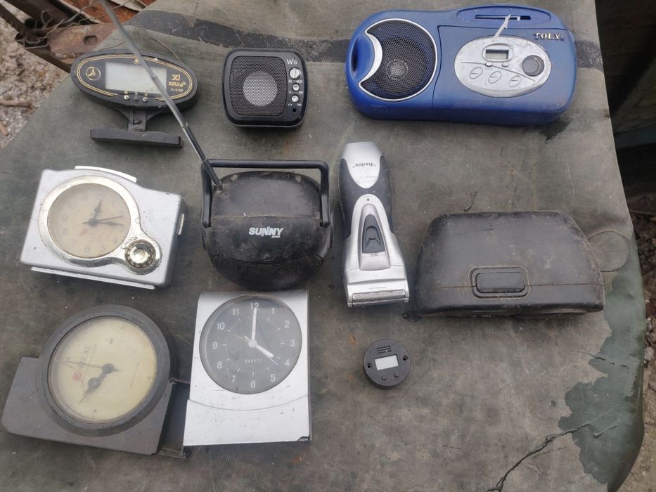 Часы на батарейках+радио б/у