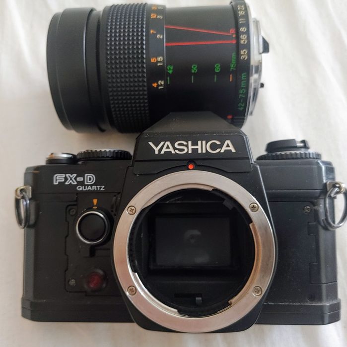 Máquina Yashica FX-D