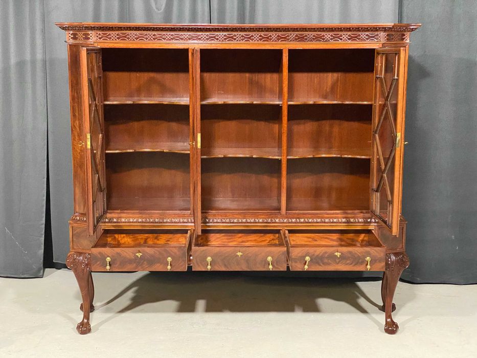 Reprezentacyjny angielski zestaw jadalniany: stół, witryna, komoda