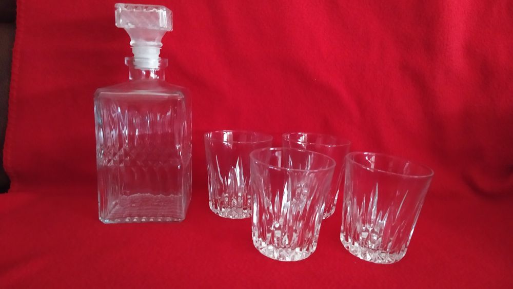 Conjunto garrafa e copos