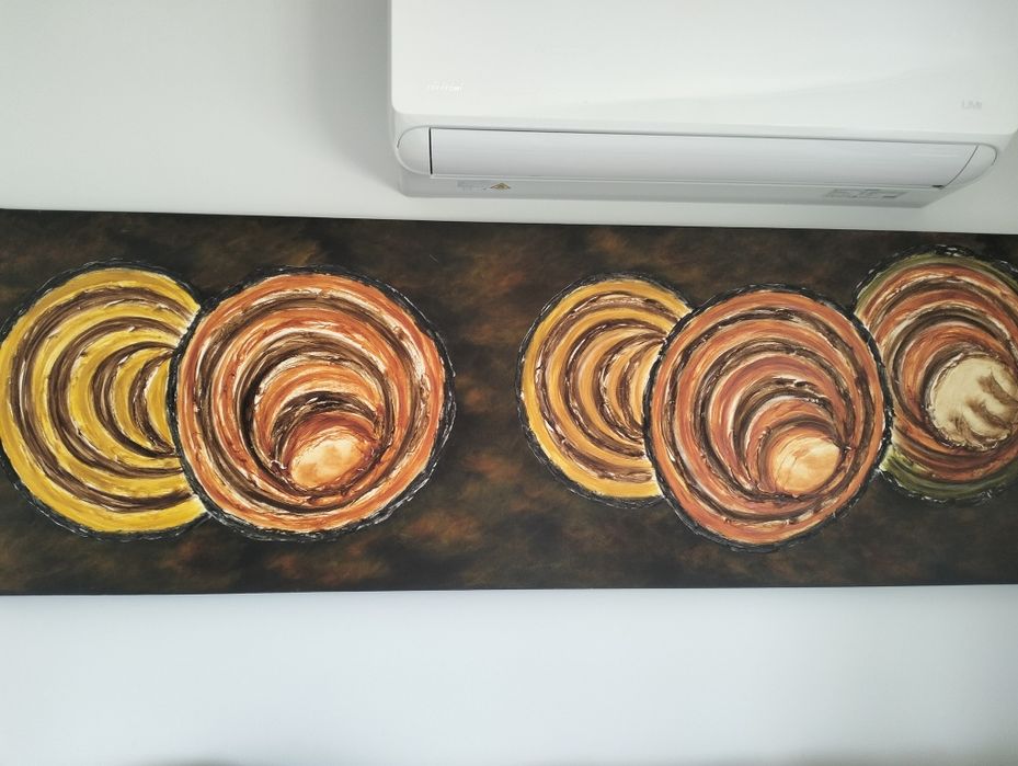 Mesa e cadeiras de madeira e boa pele sintética