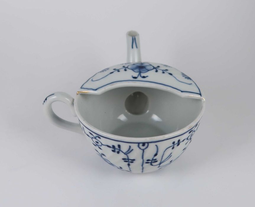 Antigo bule de acamados em porcelana (Ref. 2)