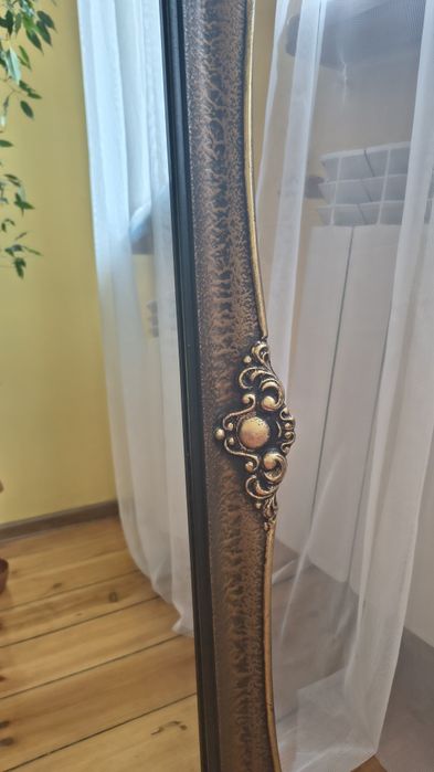 Lustro w ozdobnej ramie